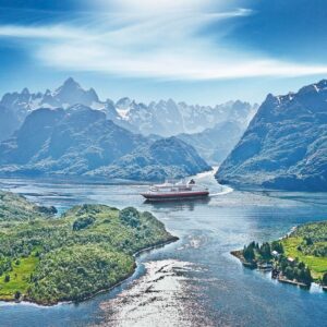 Hurtigrutens fartyg Kong Harald i Trollfjorden, Norge.