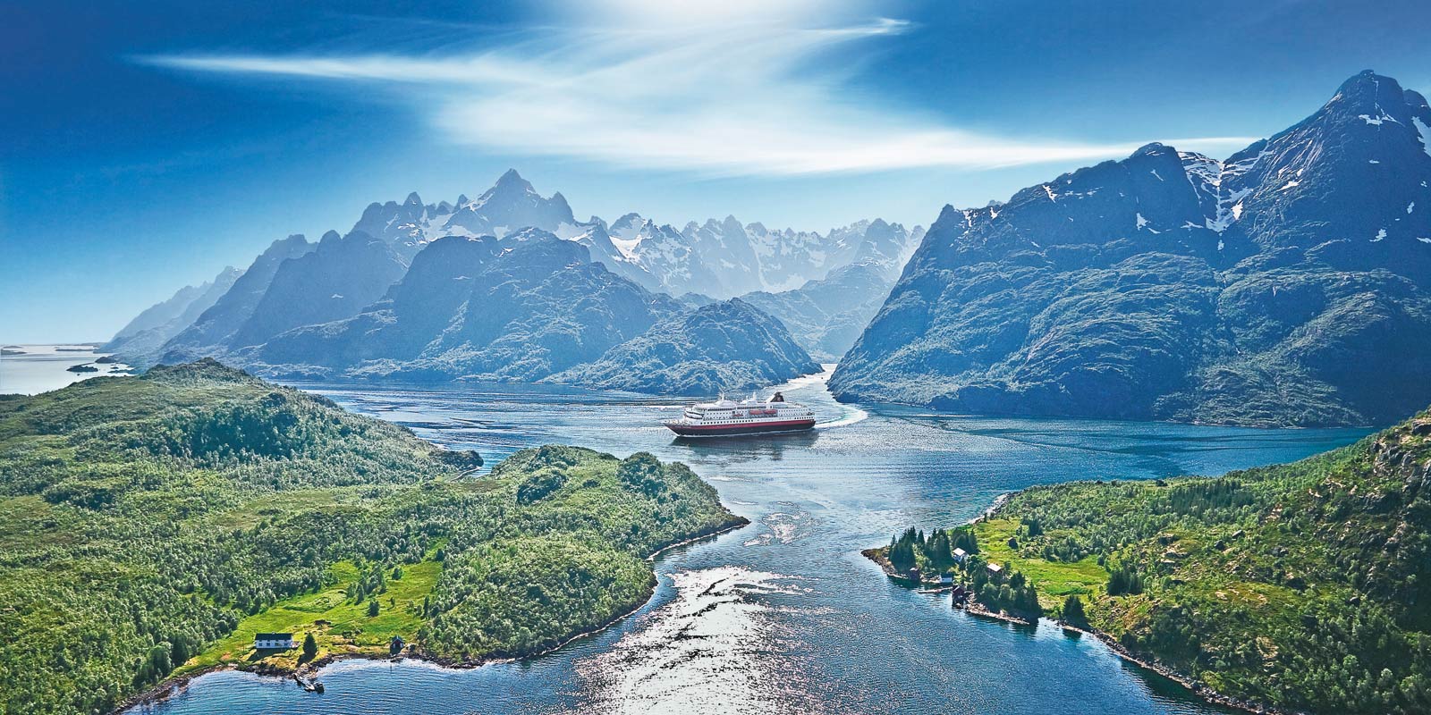 Hurtigrutens fartyg Kong Harald i Trollfjorden, Norge.