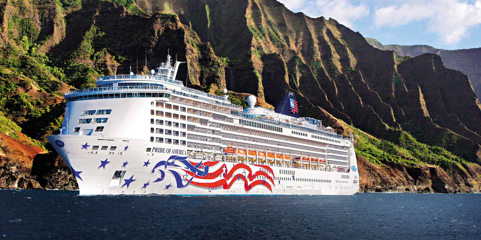 Kryssningsfartyget Pride of America från Norwegian Cruise Line, utanför Hawaiis kust.