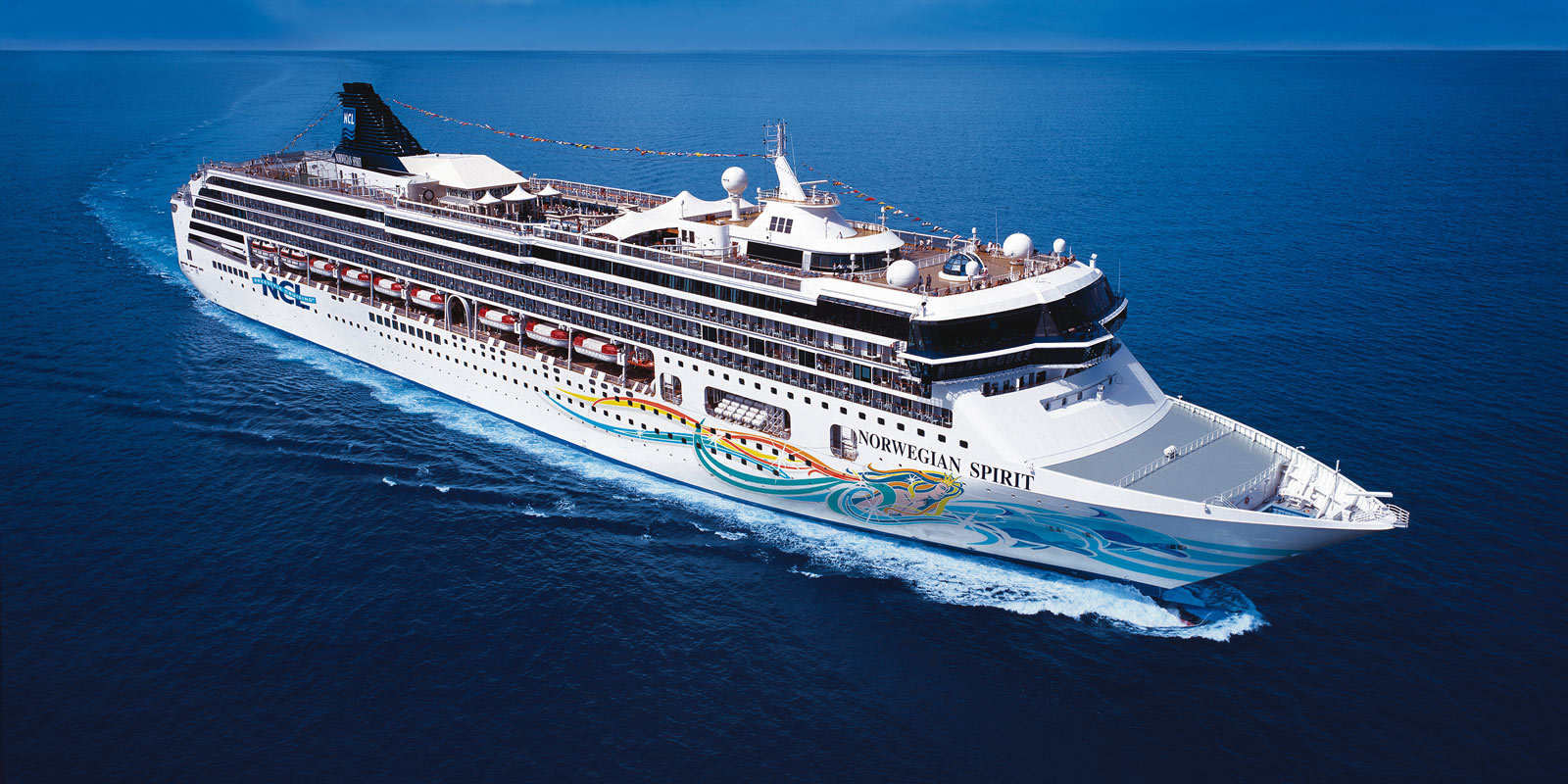 Kryssningsfartyget Norwegian Spirit ute till havs.