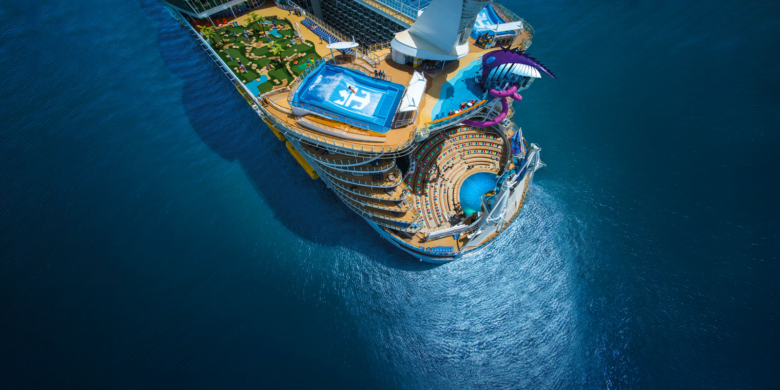 Royal Caribbeans kryssningsfartyg Harmony of the Seas, ute till havs.