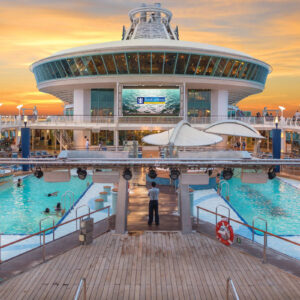 Pooldäck ombord på Royal Caribbeans fartyg i Voyagerklassen.