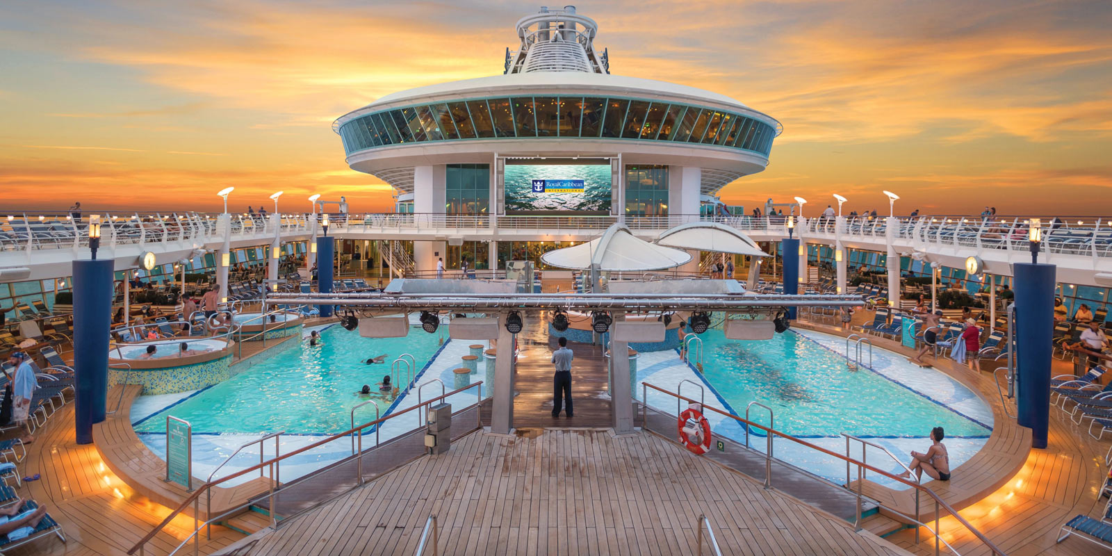 Pooldäck ombord på Royal Caribbeans fartyg i Voyagerklassen.
