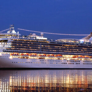Fartyget Caribbean Princess som speglar sig vackert i havet.