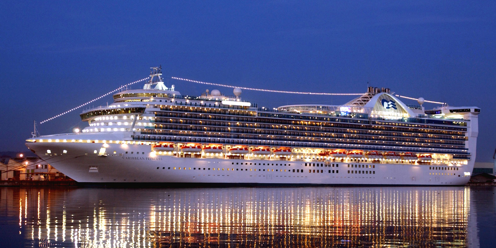 Fartyget Caribbean Princess som speglar sig vackert i havet.