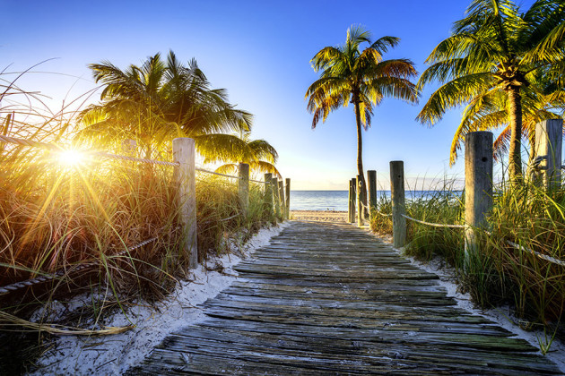 Vacker soluppgång vid en strand i Key West i Florida, USA.