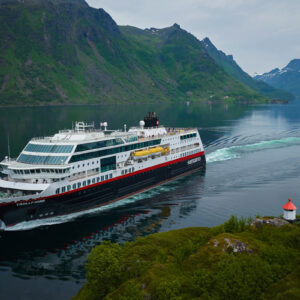 Hurtigrutens fartyg MS Trollfjord i en fjord i Norge.