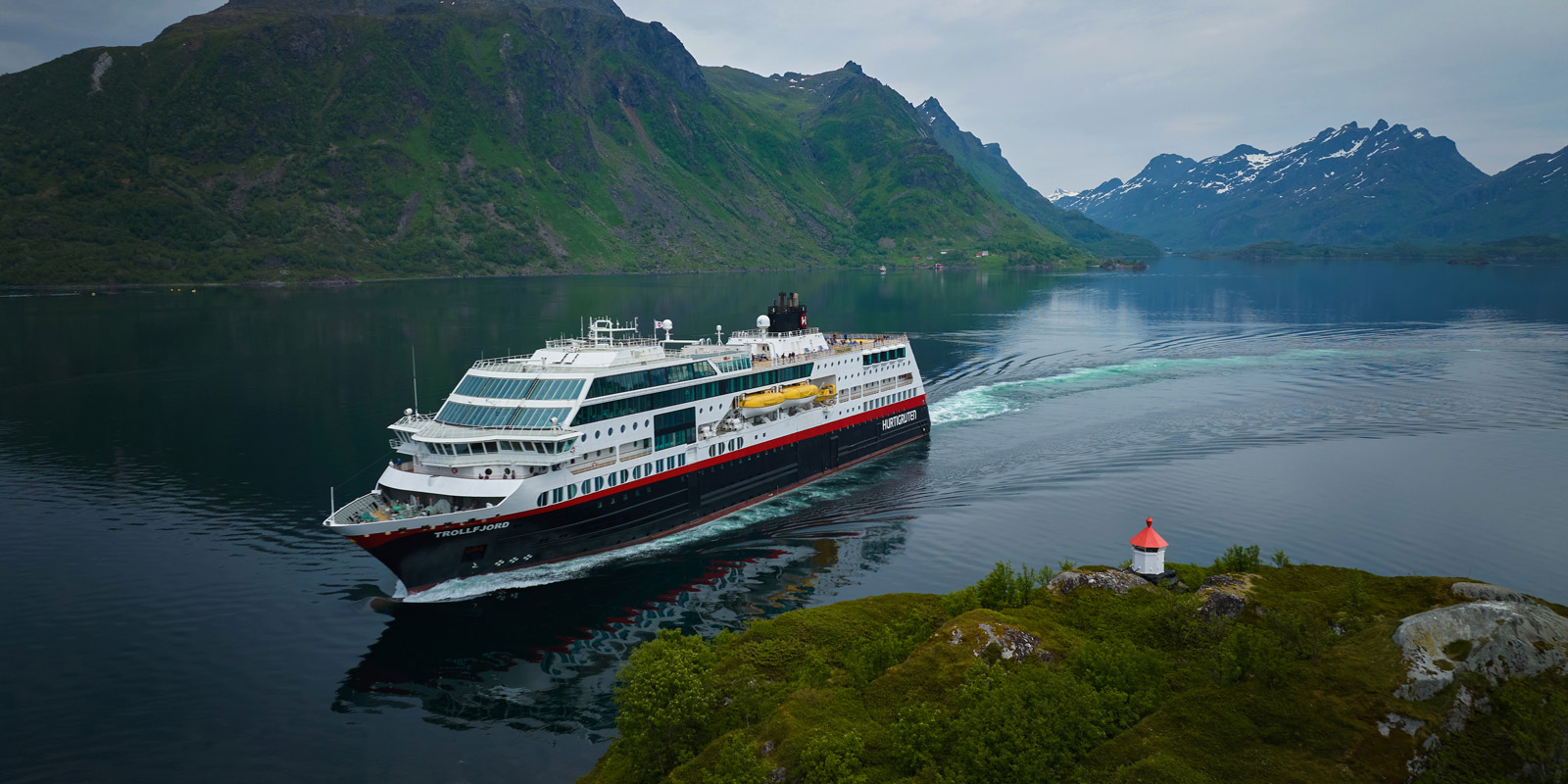 Hurtigrutens fartyg MS Trollfjord i en fjord i Norge.