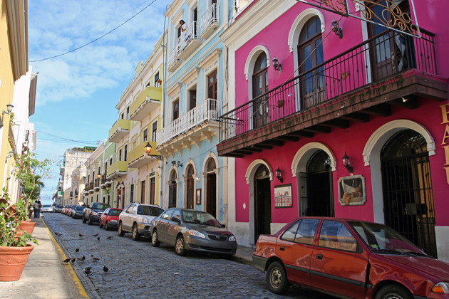 Färgglada hus längs en gata i San Juan på Puerto Rico.