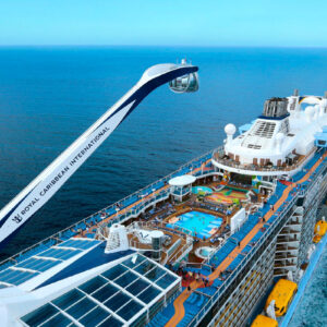 Kryssningsfartyget Anthem of the Seas från Royal Caribbean, ute till havs.