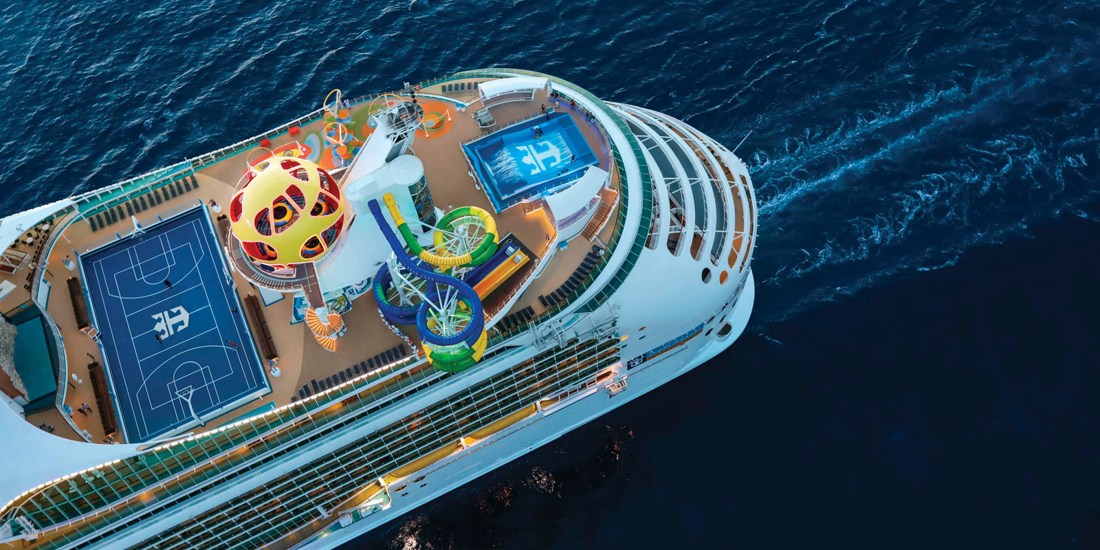 Kryssningsfartyget Mariner of the Seas ute till havs.