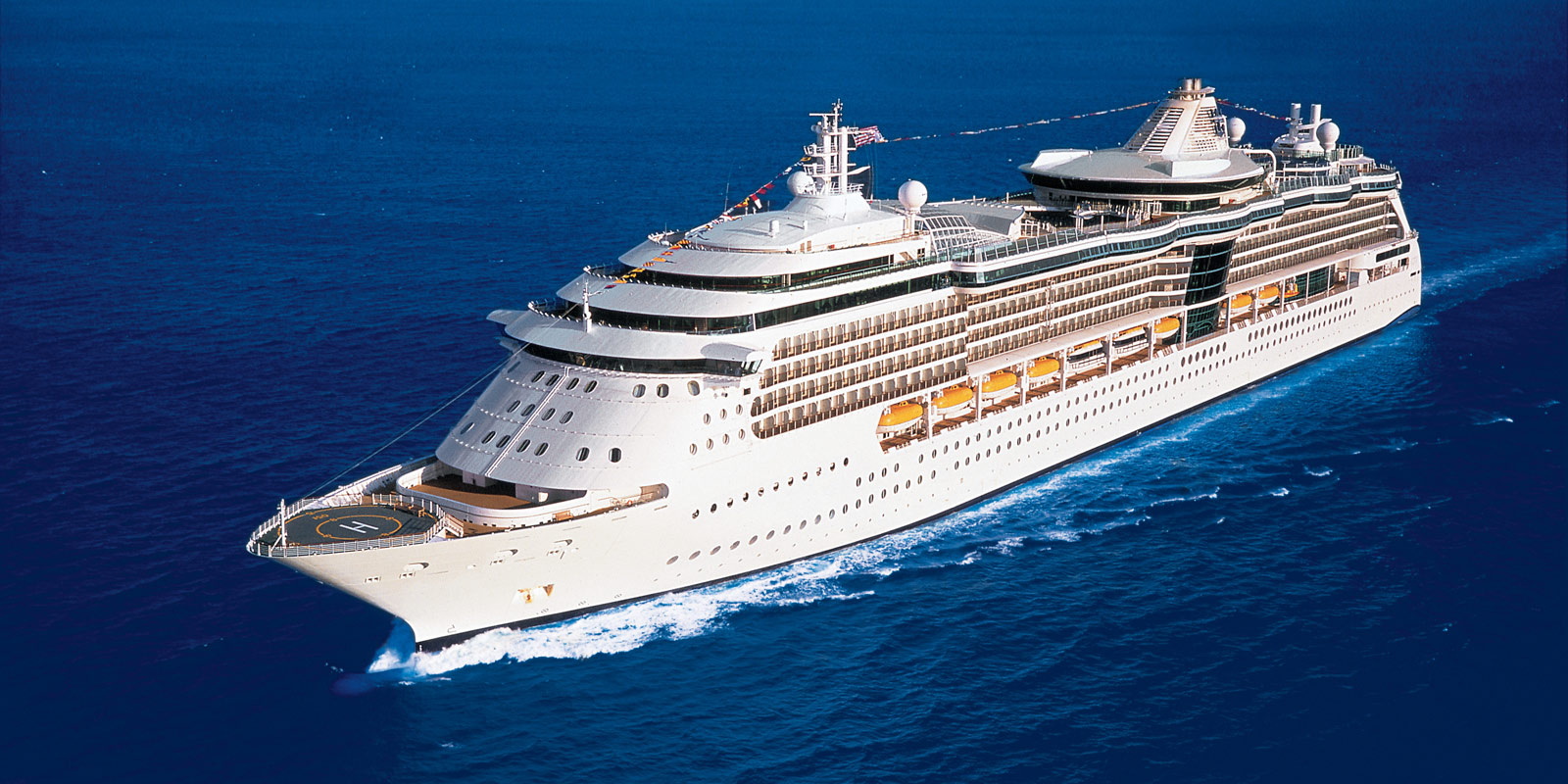 Kryssningsfartyget Serenade of the Seas, ute till havs.