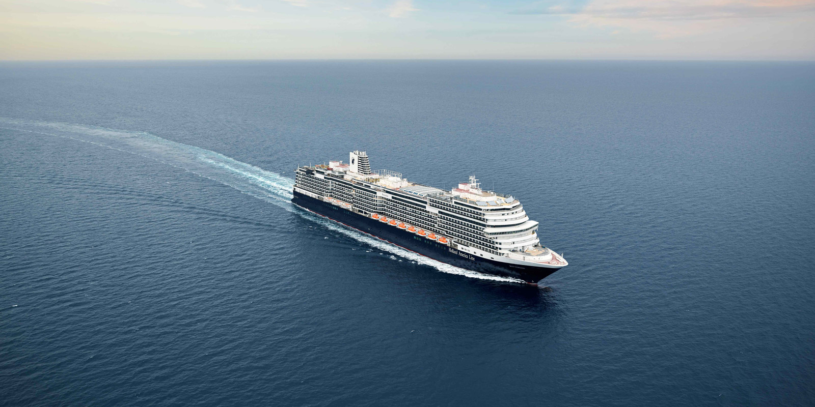 Holland America Lines fartyg MS Rotterdam ute till havs.