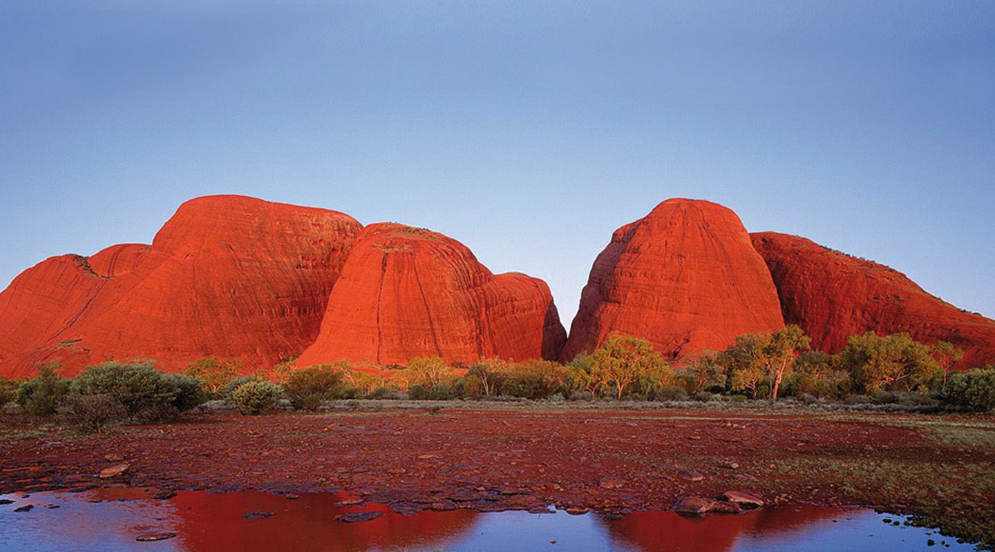 De kupolformade klippformationerna Kata Tjuta i Australien.