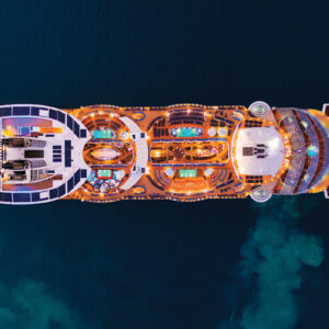 Kryssningsfartyget Allure of the Seas ute till havs.