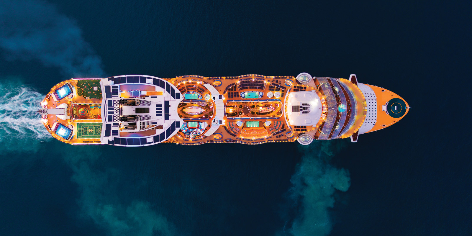 Kryssningsfartyget Allure of the Seas ute till havs.
