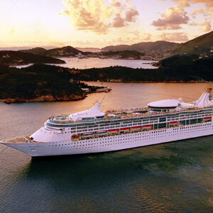 Royal Caribbeans kryssningsfartyg Vision of the Seas ute till havs.