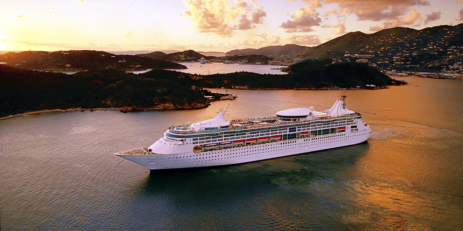 Royal Caribbeans kryssningsfartyg Vision of the Seas ute till havs.