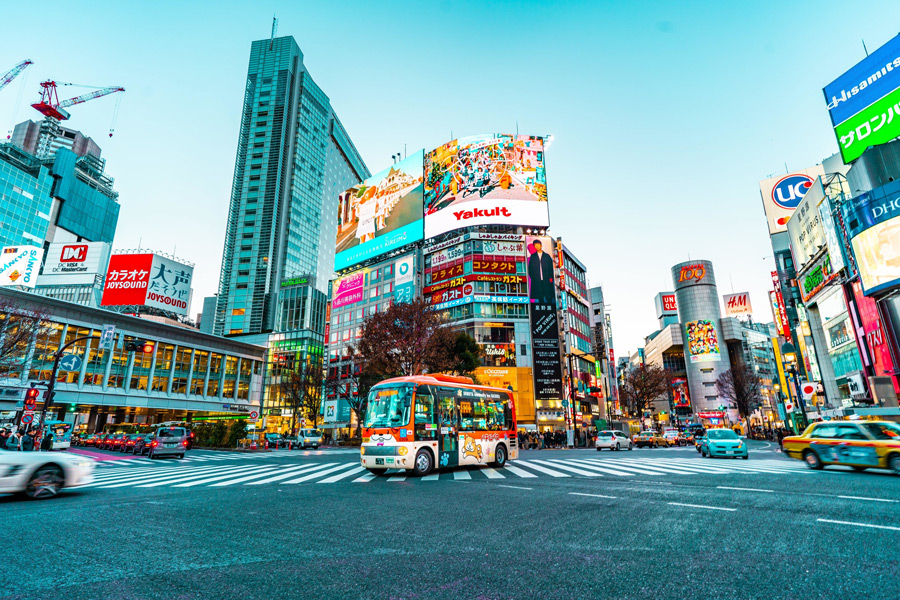 Neonskyltar och höga byggnader i Tokyo, Japan.