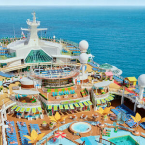 Pooldäck ombord på Royal Caribbeans kryssningsfartyg Freedom of the Seas.