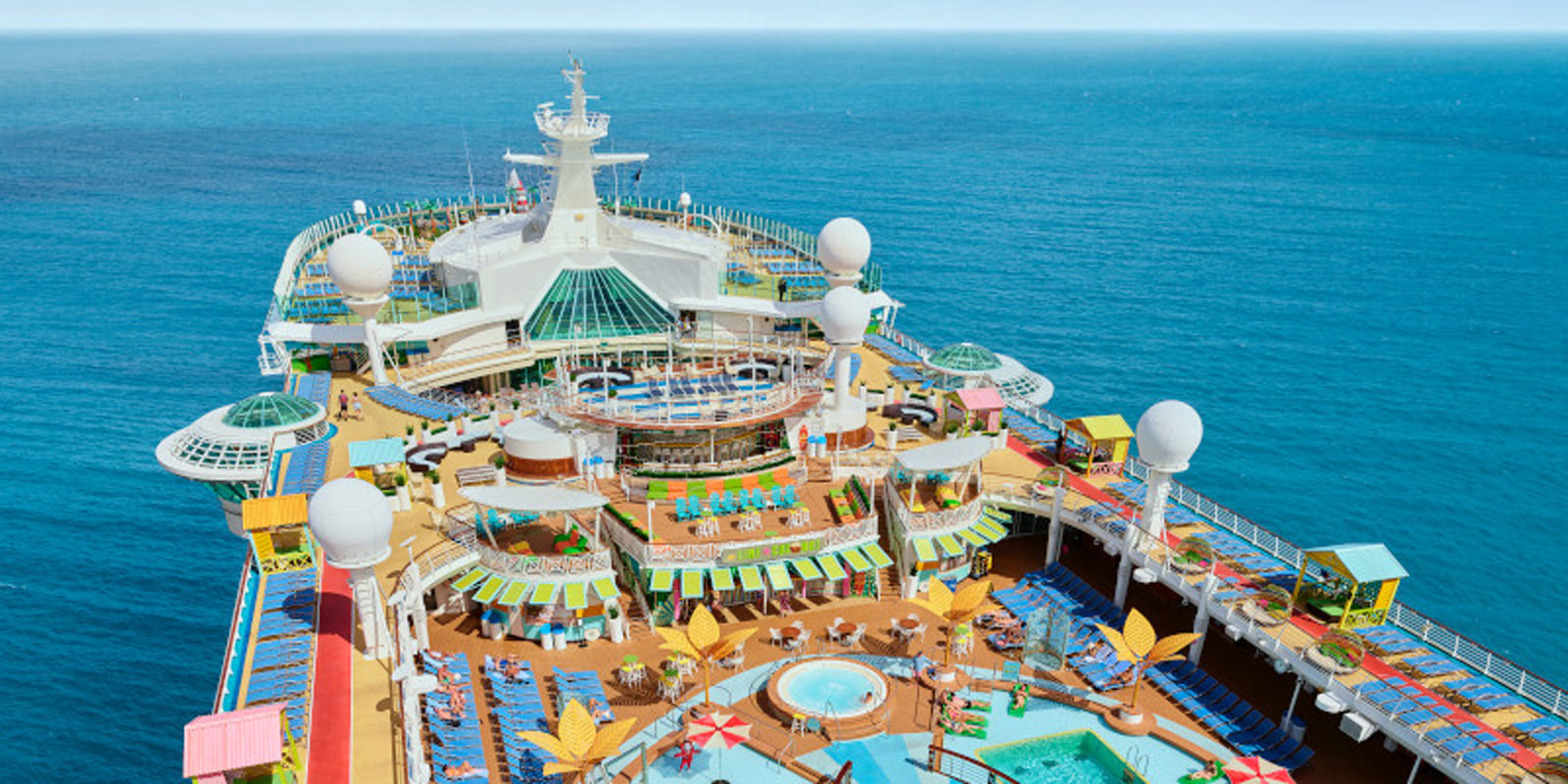 Pooldäck ombord på Royal Caribbeans kryssningsfartyg Freedom of the Seas.