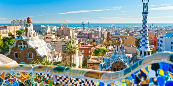 Vy över Parc Guell och Barcelona i Spanien.