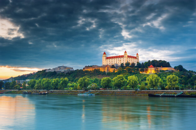 Bratislava Castle, veckert beläget vid floden Donau.