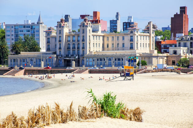Stranden vid Rio de la Plata i Montevideo, Uruguay