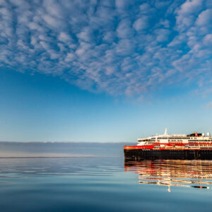 Hurtigruten Expeditions fartyg MS Roald Amundsen ute till havs.