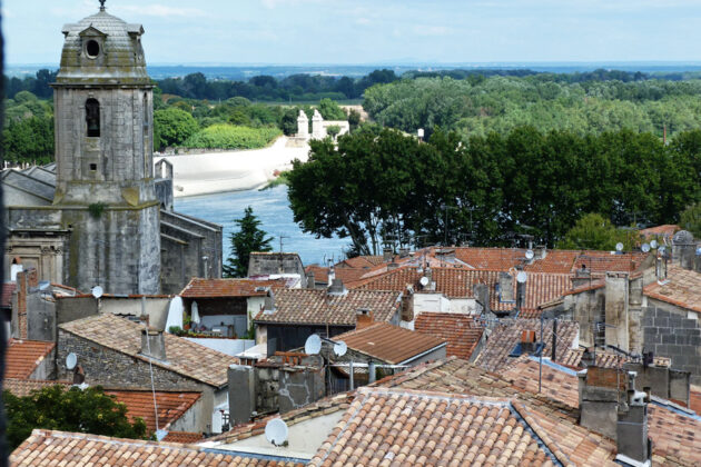 Vy över hustaken i Arles vid floden Rhône