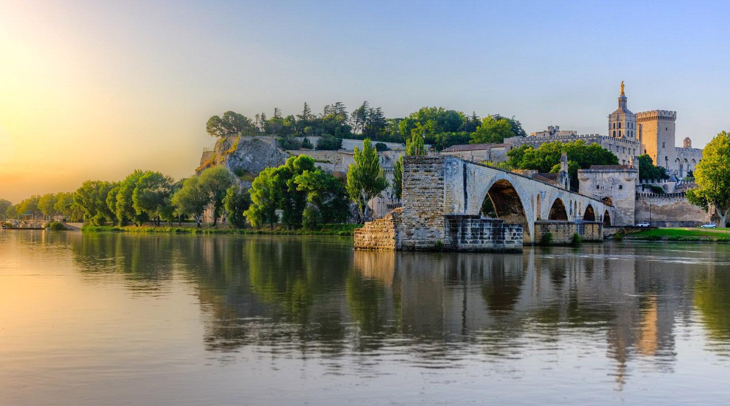 Den gamla bron i Avignon i solnedgång