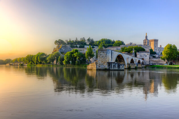 Kvällsvy över Rhône och den gamla bron i Avignon