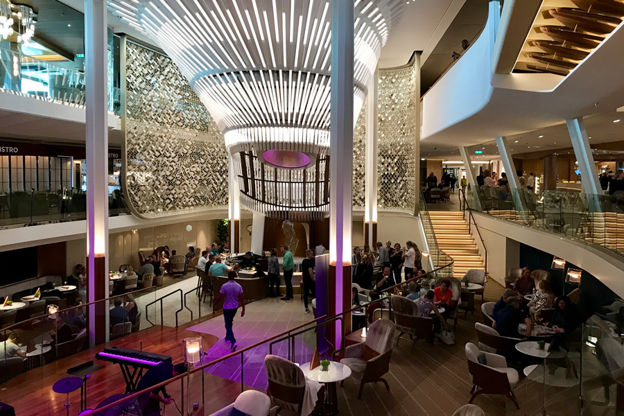 Grand Plaza och vackra martinibaren ombord på Celebrity Edge.
