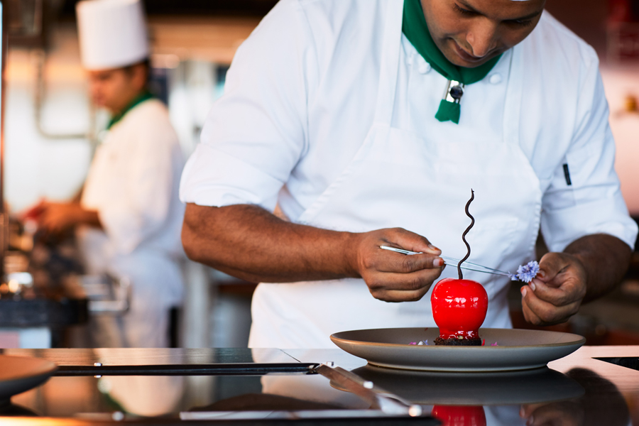 Mat som konstverk på restaurang Eden ombord på Celebrity Cruises Edge-klass.