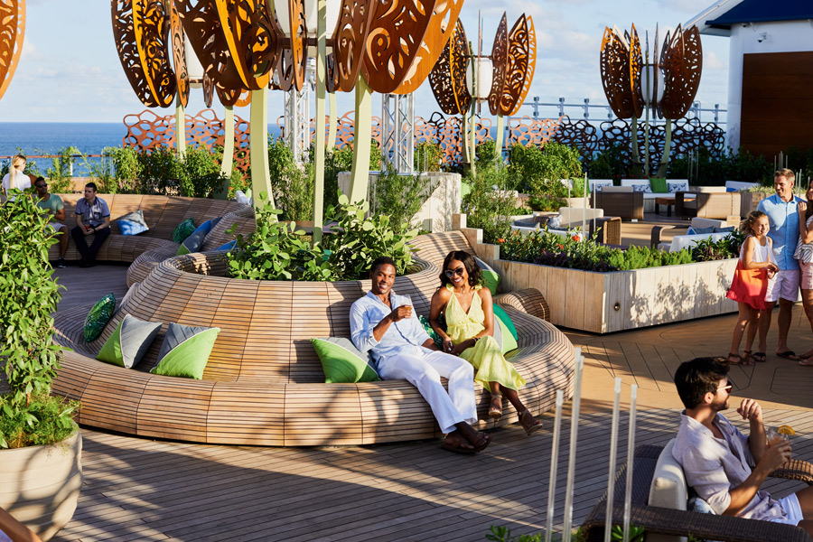 Skönt häng i Rooftop Garden ombord på kryssningsfartyget Celebrity Edge.