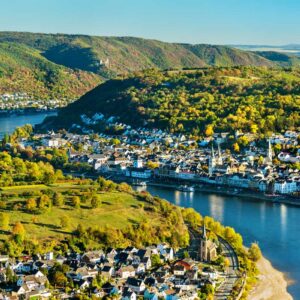 Vy över städerna Filsen och Boppard längs floden Rhen i Tyskland.