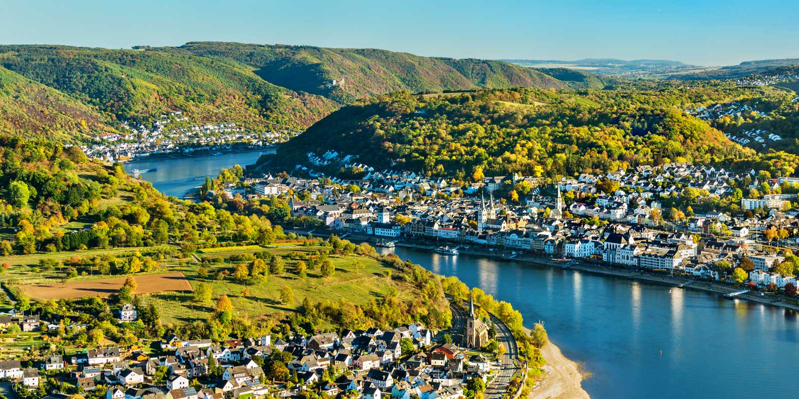 Vy över städerna Filsen och Boppard längs floden Rhen i Tyskland.