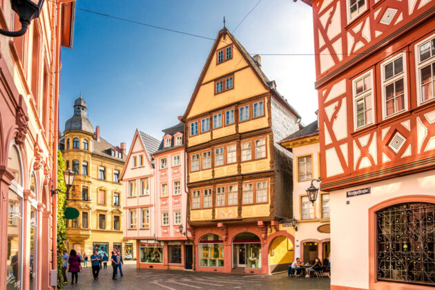 Historiska hus i staden Mainz i Tyskland.