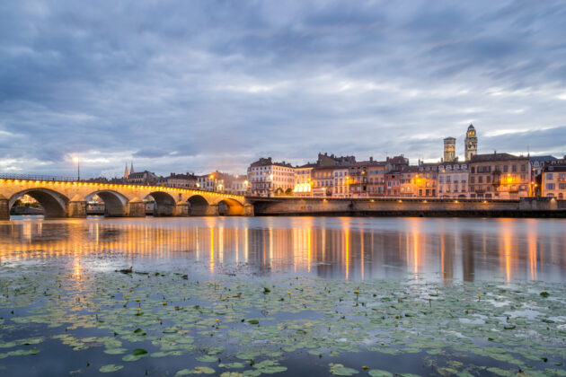 Skymning över floden Saône i Mâcon