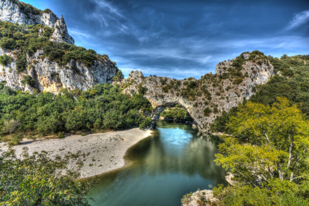Den naturliga stenbron Pont d'Arc i Ardeche Gorge, Frankrike.