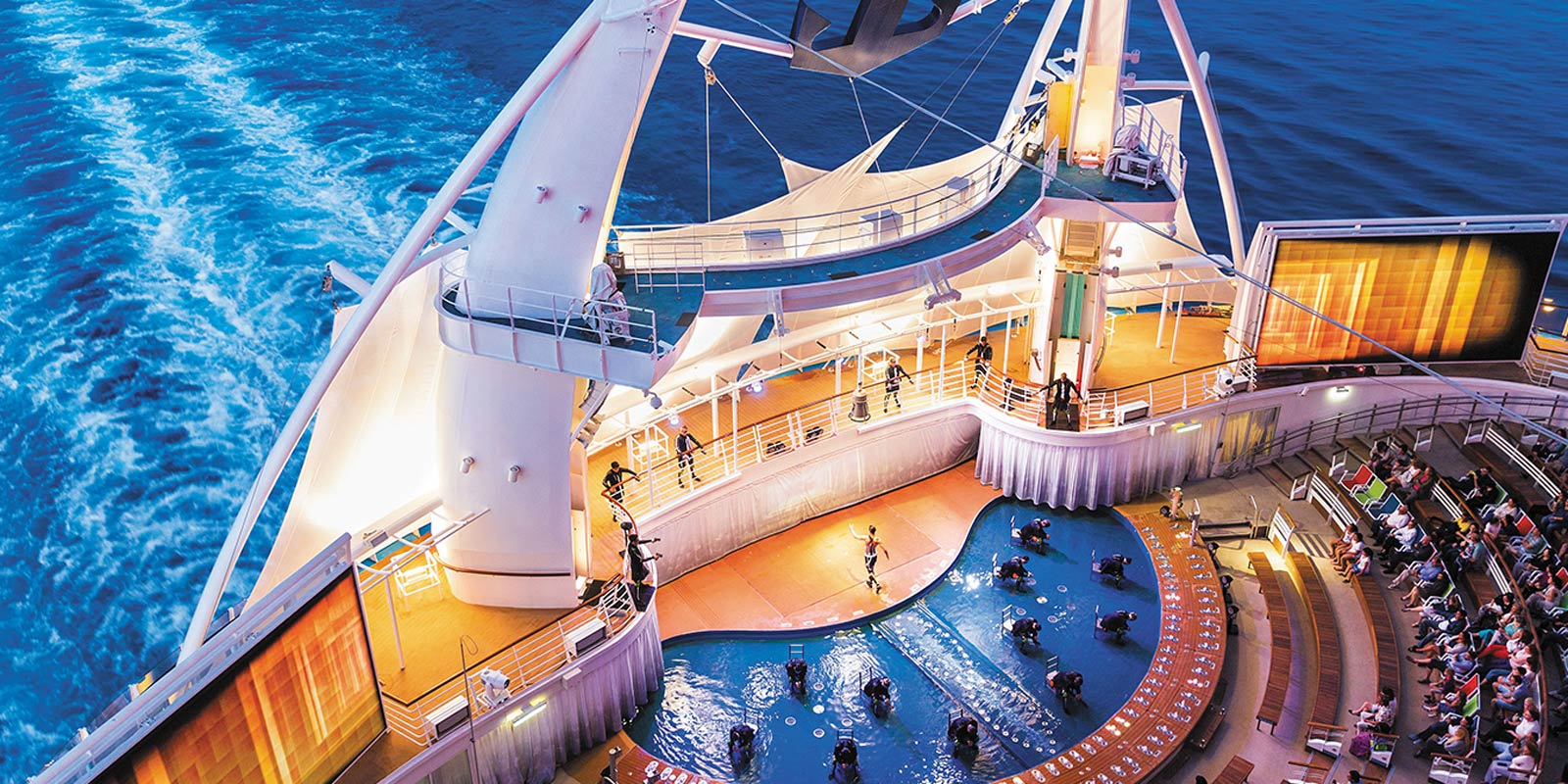 Aquatheater ombord på Royal Caribbeans fartyg Symphony of the Seas.