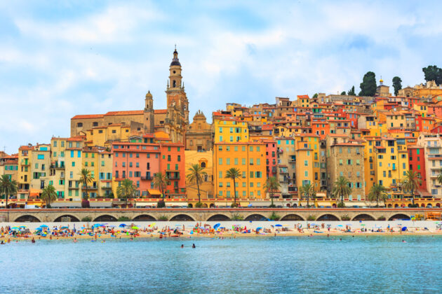 Färgglada hus längs strandkanten i Menton, Frankrike.