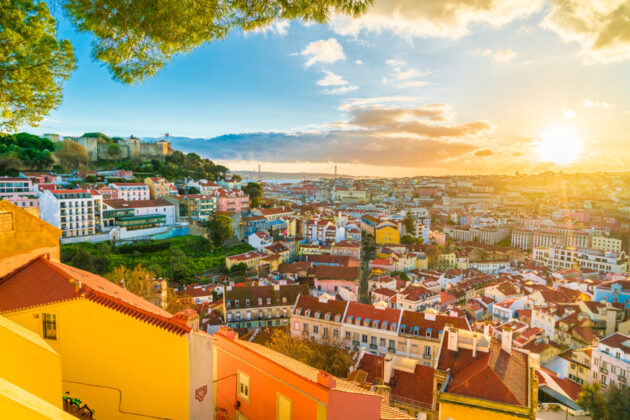 Vacker solnedgång över Portugals huvudstad Lissabon.
