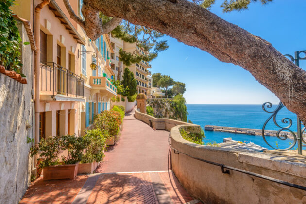 Mysig gata med utsikt över havet i Monte Carlo, Monaco.