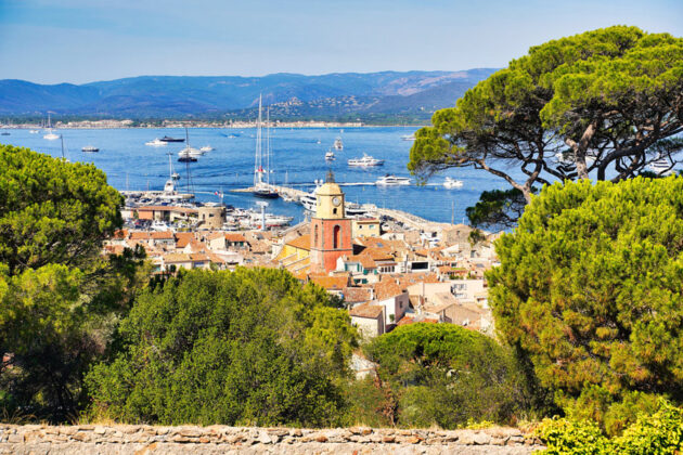 Vy över St. Tropez på Franska rivieran.