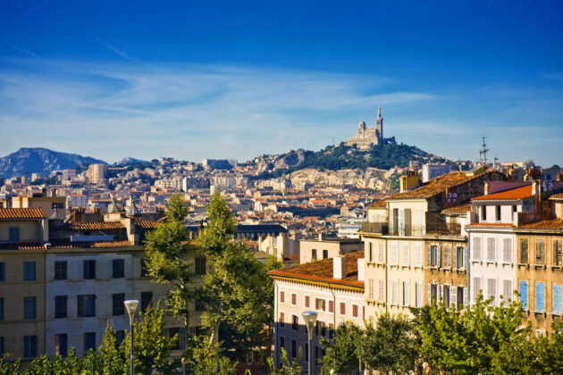 Ett soligt Marseille i Frankrike, med Notre Dame de la Garde i fjärran.