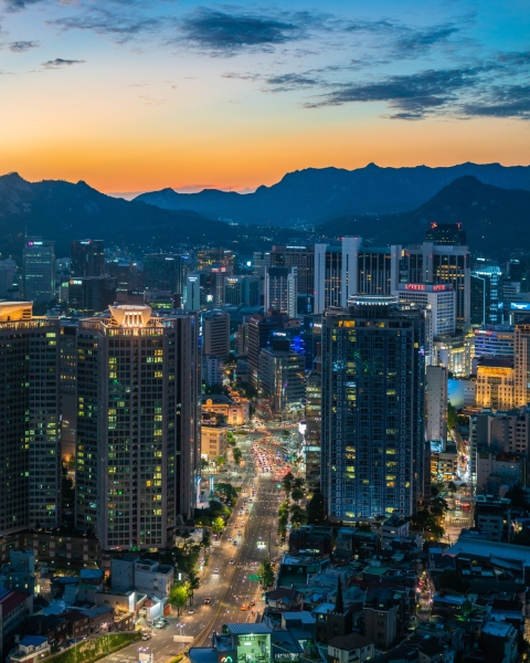 Seoul i Sydkorea. Stadssiluett i skymning