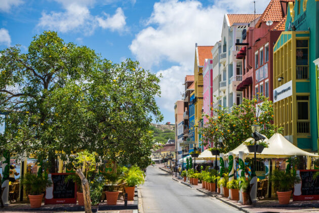 Mysig gata i huvudstaden Willemstad på Curacao.