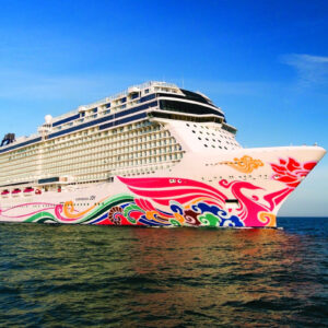 Kryssningsfartyget Norwegian Joy ute till havs.
