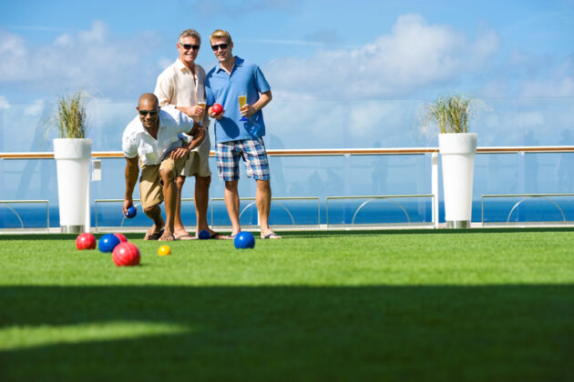 Gäster spelar boule ombord på Celebrity Cruises fartyg Solstice.